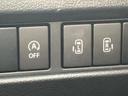 異なる図柄が並ぶスイッチパネルは、表示がそれぞれ見分けやすく、運転席から手元を確認しやすい配置です。周囲のパネルになじむ落ち着いた佇まいで、すっきりとまとまっています。