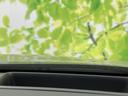 フロントガラス下に横長のくぼみを設けた、すっきりとした配置が印象的です。前方まわりを落ち着いた雰囲気にまとめ、車内の視界を遮りにくい形状です。