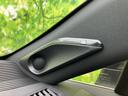 窓際の内張りにスピーカー部分がすっきりと収まり、周囲の質感と自然になじんでいます。ドア上部にまとまりのある配置で、車内の細部までこだわりを感じます。