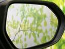 周囲の景色を映し込む鏡面が視界の確認をサポート。車体側にすっきり収まる形状で、運転席から後方や側方の様子を把握しやすく、日々の運転時に役立つ位置に備わっています。