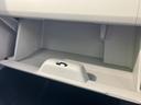 助手席前の収納は、開閉して中を確認しやすい形状です。車内で使う小物の置き場所として便利で、必要なものを整理しておきたい日常の移動にも役立ちます。