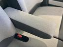 座席脇には腕を預けられるアームレストが備わり、乗車中の姿勢を支えます。座面との位置関係も自然で、車内でゆったり過ごしたい方にうれしい装備です。