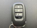 施錠・解錠などのボタンを備えたキーで、車の乗り降りを手軽に行えます。ボタンの表示が見分けやすく、日々の外出や帰宅時にも使いやすい装備です。