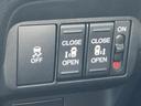 複数のスイッチがまとまったパネルで、ボタンごとに異なる図柄や「ＯＰＥＮ」「ＣＬＯＳＥ」「ＯＮ」「ＯＦＦ」の表示が並びます。文字とマークで区分された配置です。