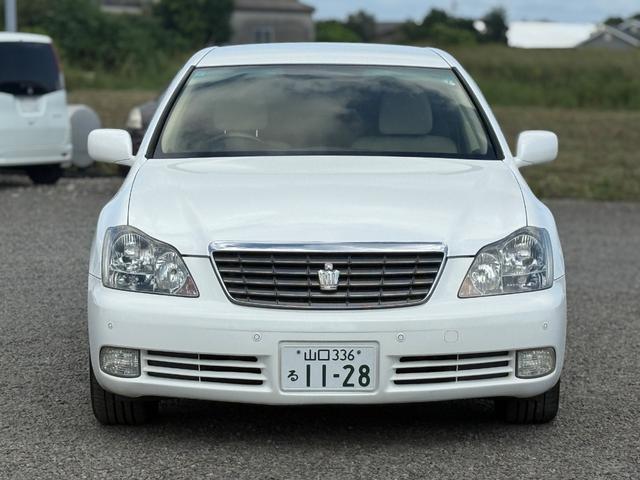 クラウン ロイヤルサルーン　クリアランスソナー　オートクルーズコントロール　ナビ　アルミホイール　オートライト　ＨＩＤ　ＡＴ　スマートキー　電動格納ミラー　盗難防止システム　パワーシート　ＣＤ　ＭＤ　衝突安全ボディ　ＡＢＳ（11枚目）