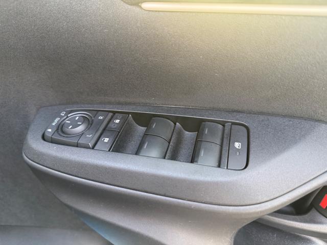 ヤリス ハイブリッドＺ　全周囲カメラ　ナビ　クリアランスソナー　オートクルーズコントロール　衝突被害軽減システム　アルミホイール　ＬＥＤヘッドランプ　スマートキー　電動格納ミラー　シートヒーター　ＣＶＴ　盗難防止システム（10枚目）