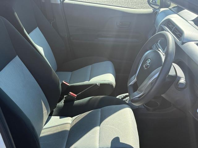 アクア S ETC ナビ TV アルミホイール スマートキー 電動格納ミラー CVT 衝突安全ボディ ABS ESC CD ミュージックプレイヤー接続可 Bluetooth エアコン パワーステアリング(2枚目)