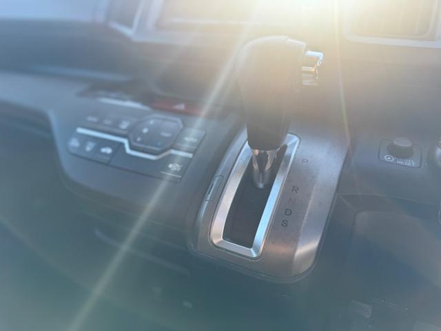 ステップワゴンスパーダ Ｚ　ＥＴＣ　両側電動スライドドア　オートライト　ＨＩＤ　スマートキー　電動格納ミラー　３列シート　フルフラット　ＣＶＴ　アルミホイール　盗難防止システム　衝突安全ボディ　ＡＢＳ　ＥＳＣ　エアコン（4枚目）