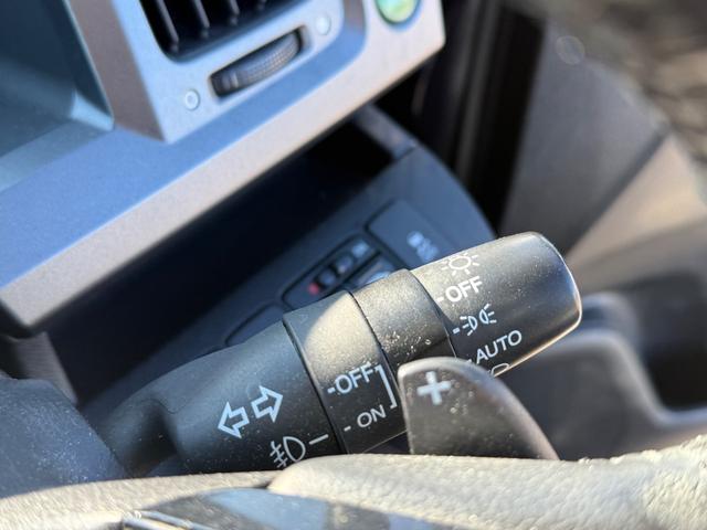 ステップワゴンスパーダ Ｚ　ＥＴＣ　両側電動スライドドア　オートライト　ＨＩＤ　スマートキー　電動格納ミラー　３列シート　フルフラット　ＣＶＴ　アルミホイール　盗難防止システム　衝突安全ボディ　ＡＢＳ　ＥＳＣ　エアコン（7枚目）