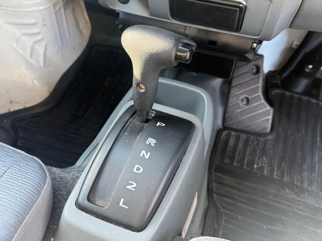 発進時や後退時に必ず操作するレバーです。操作のしやすさが肝になってきます。ぜひ一度体感してください。