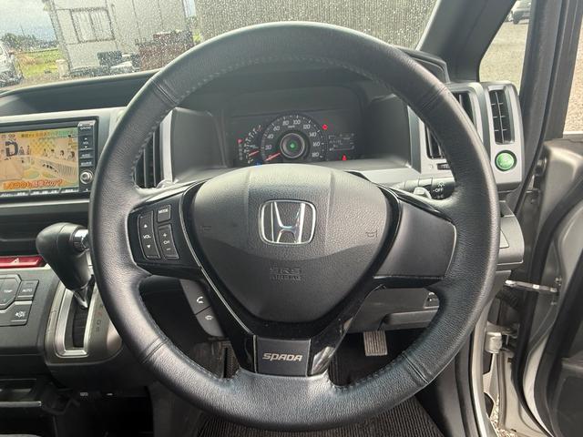 ステップワゴンスパーダ クールスピリット　ドライブレコーダー　バックカメラ　ナビ　ＴＶ　両側電動スライドドア　ＨＩＤ　スマートキー　電動格納ミラー　３列シート　ＣＶＴ　アルミホイール　ＣＤ　盗難防止システム　衝突安全ボディ　ＡＢＳ　ＥＳＣ（3枚目）