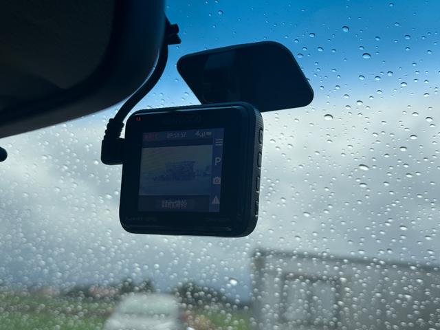 ステップワゴンスパーダ クールスピリット　ドライブレコーダー　バックカメラ　ナビ　ＴＶ　両側電動スライドドア　ＨＩＤ　スマートキー　電動格納ミラー　３列シート　ＣＶＴ　アルミホイール　ＣＤ　盗難防止システム　衝突安全ボディ　ＡＢＳ　ＥＳＣ（4枚目）