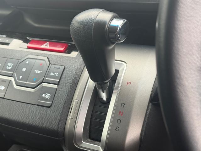 ステップワゴンスパーダ クールスピリット　ドライブレコーダー　バックカメラ　ナビ　ＴＶ　両側電動スライドドア　ＨＩＤ　スマートキー　電動格納ミラー　３列シート　ＣＶＴ　アルミホイール　ＣＤ　盗難防止システム　衝突安全ボディ　ＡＢＳ　ＥＳＣ（9枚目）