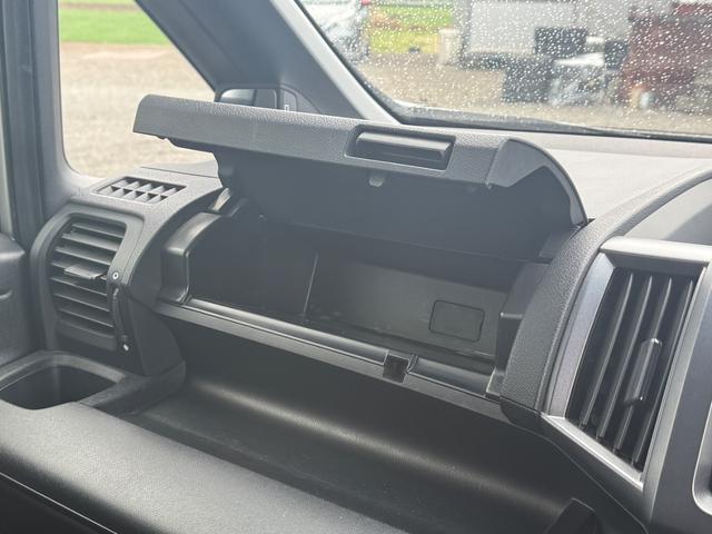 ステップワゴンスパーダ クールスピリット　ドライブレコーダー　バックカメラ　ナビ　ＴＶ　両側電動スライドドア　ＨＩＤ　スマートキー　電動格納ミラー　３列シート　ＣＶＴ　アルミホイール　ＣＤ　盗難防止システム　衝突安全ボディ　ＡＢＳ　ＥＳＣ（40枚目）