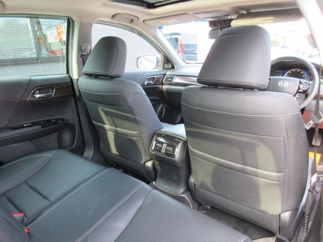 アコードハイブリッド ＥＸ　後期型　ホンダセンシング　サンルーフ　黒本革パワーシート　シートヒーター　純正ナビ　地デジ　Ｓ／Ｂカメラ　Ｂｌｕｅｔｏｏｔｈ　電動リアサンシェード　アダプティブクルコン　ＬＥＤ　純１８ＡＷ　１年保証（34枚目）