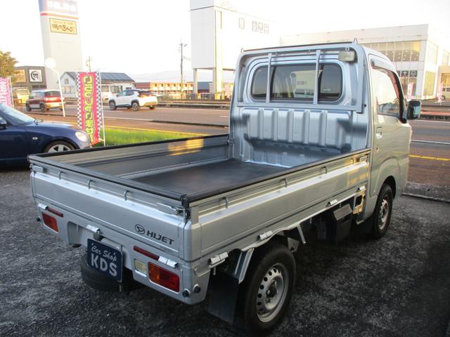 ハイゼットトラック スタンダード　エアコン・パワステレス　４ＷＤ　５Ｆ　ＡＭ・ＦＭラジオ　スペアタイヤ　エアバッグ（4枚目）