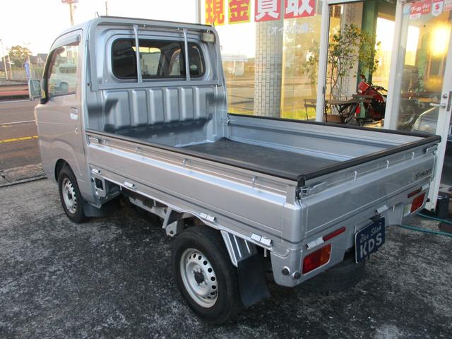 ハイゼットトラック スタンダード　エアコン・パワステレス　４ＷＤ　５Ｆ　ＡＭ・ＦＭラジオ　スペアタイヤ　エアバッグ（6枚目）