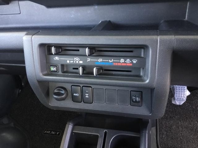 ハイゼットトラック ジャンボ５５ｔｈアニバーサリーゴールドエディション　ＣＤ　キーレス　アルミホイール　エアバッグ　パワーステアリング　マニュアルエアコン　切替式４ＷＤ　前席パワーウインドウ　助手席エアバッグ（13枚目）