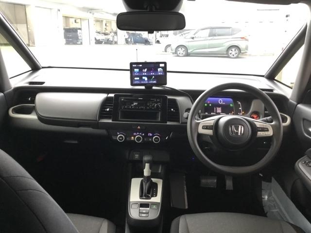 フィット ｅ：ＨＥＶベーシック　純正ＣＤチューナー　社外メモリーナビ　バックカメラ　ＥＴＣ　カーテンエアバッグ　ＣＭＢＳ　地デジ　Ｒカメ　セキュリティアラーム　アイドリングストップ　ナビＴＶ　スマートキー　ＬＥＤヘッド　エアバッグ（2枚目）