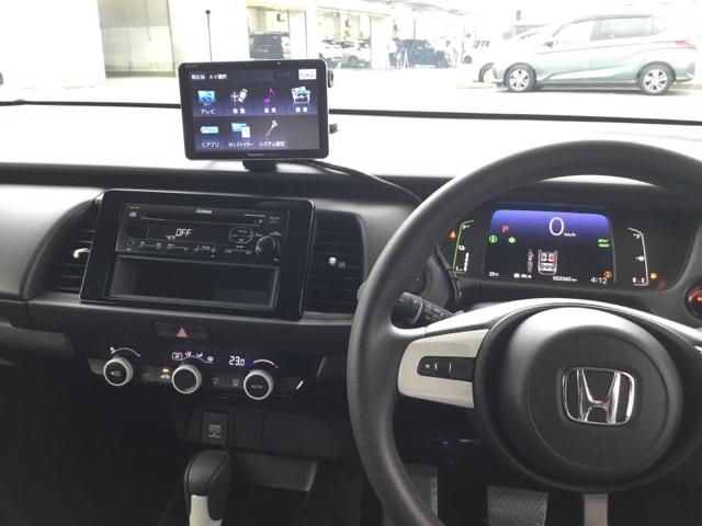 フィット ｅ：ＨＥＶベーシック　純正ＣＤチューナー　社外メモリーナビ　バックカメラ　ＥＴＣ　カーテンエアバッグ　ＣＭＢＳ　地デジ　Ｒカメ　セキュリティアラーム　アイドリングストップ　ナビＴＶ　スマートキー　ＬＥＤヘッド　エアバッグ（3枚目）