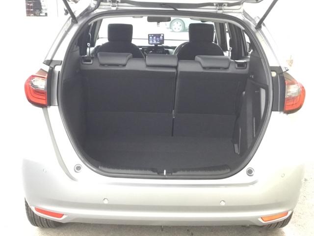 フィット ｅ：ＨＥＶベーシック　純正ＣＤチューナー　社外メモリーナビ　バックカメラ　ＥＴＣ　カーテンエアバッグ　ＣＭＢＳ　地デジ　Ｒカメ　セキュリティアラーム　アイドリングストップ　ナビＴＶ　スマートキー　ＬＥＤヘッド　エアバッグ（9枚目）