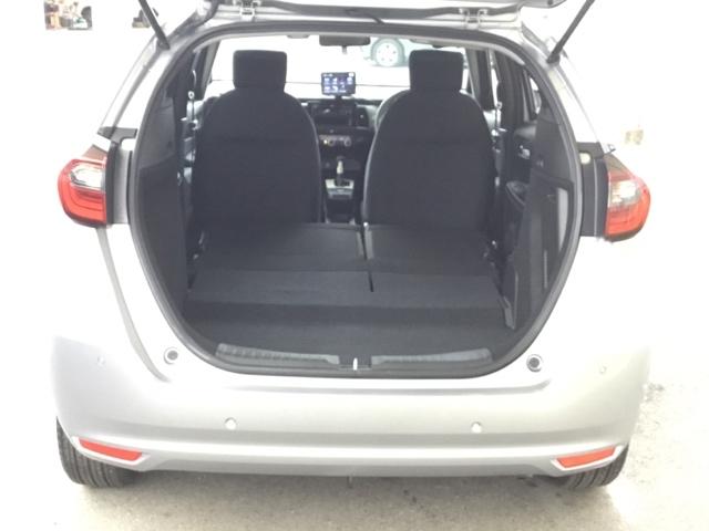 フィット ｅ：ＨＥＶベーシック　純正ＣＤチューナー　社外メモリーナビ　バックカメラ　ＥＴＣ　カーテンエアバッグ　ＣＭＢＳ　地デジ　Ｒカメ　セキュリティアラーム　アイドリングストップ　ナビＴＶ　スマートキー　ＬＥＤヘッド　エアバッグ（10枚目）