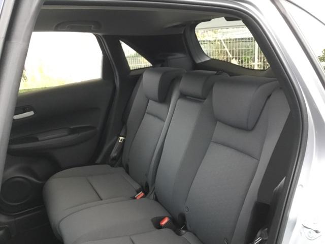 フィット ｅ：ＨＥＶベーシック　純正ＣＤチューナー　社外メモリーナビ　バックカメラ　ＥＴＣ　カーテンエアバッグ　ＣＭＢＳ　地デジ　Ｒカメ　セキュリティアラーム　アイドリングストップ　ナビＴＶ　スマートキー　ＬＥＤヘッド　エアバッグ（11枚目）