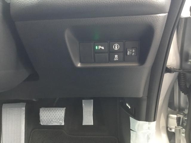 フィット ｅ：ＨＥＶベーシック　純正ＣＤチューナー　社外メモリーナビ　バックカメラ　ＥＴＣ　カーテンエアバッグ　ＣＭＢＳ　地デジ　Ｒカメ　セキュリティアラーム　アイドリングストップ　ナビＴＶ　スマートキー　ＬＥＤヘッド　エアバッグ（23枚目）