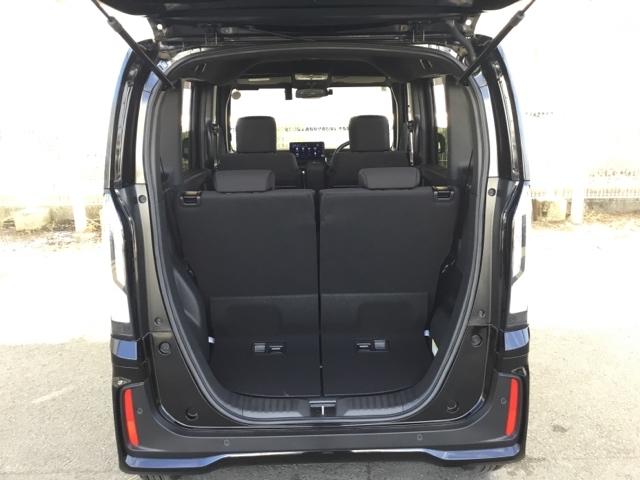 後席を倒さなくても、ゆとりある荷室。