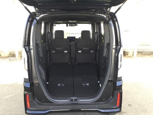 リアシートを前に倒せば荷室容量倍増！フラットな床と低床設計で荷物の積み下ろしもラクですよ。