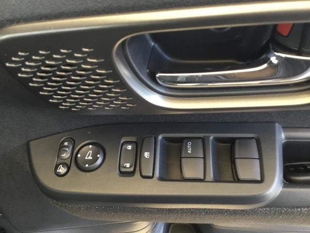 電動格納式ドアミラーのスイッチは運転席ドアにあります。