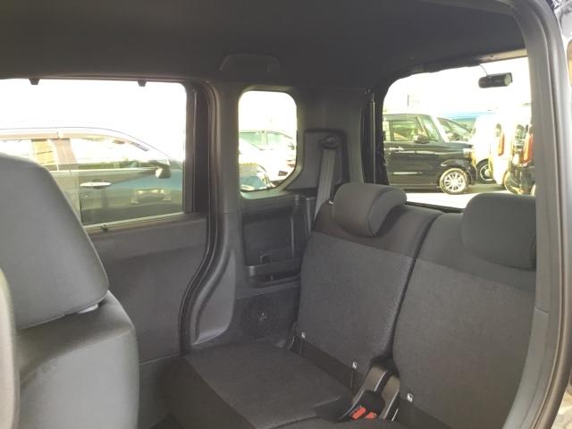 ホンダ独自の技術、センタータンクレイアウトにより、軽自動車とは思えない室内空間です。