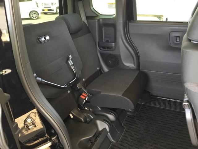 後席の座面をはね上げれば、ベビーカー等も積み込めます。