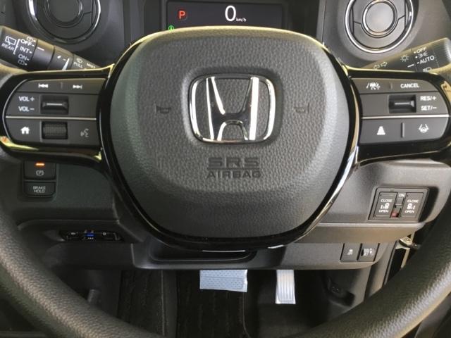 ステアリング左側はオーディオリモコンスイッチ、右側がクルーズコントロールです。手元で操作できるので便利です。