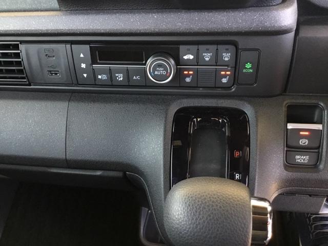 オートエアコンはこまめに温度調整するので、燃料の消費量をより少なくできます。シートヒーター付きなので、寒い日も快適です。