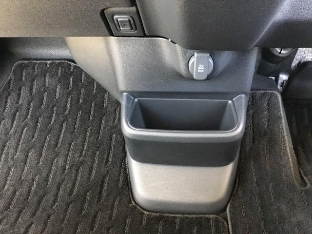 コンビニフックが付いています。ちょっとした荷物が掛けられ、運転中に荷物が転がるのを防げます。あると嬉しい便利な装備です！