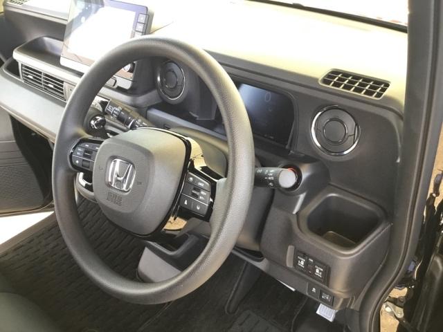 運転席ドリンクホルダーは、ドライバーがすぐ取り出せる位置に付いています。