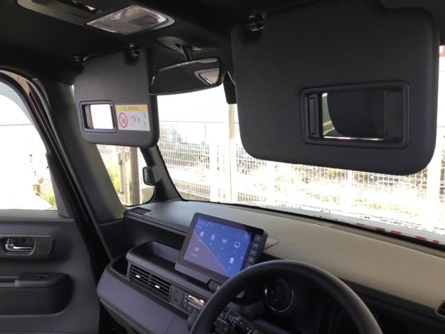 サンバイザーには、身だしなみを整える際に便利なバニティミラーが付いています。