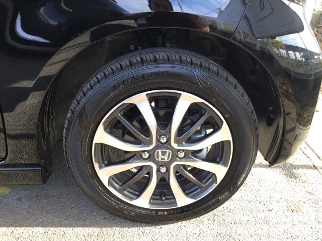 純正のアルミホイールがトータルで足元を引き締めています。