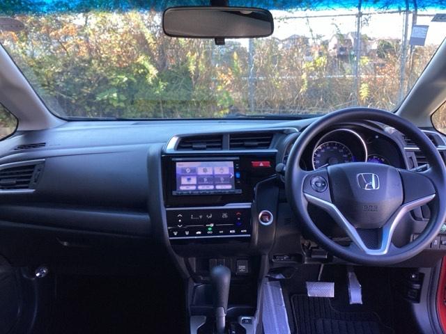 フィット １３Ｇ・Ｆコンフォートエディション　純正ナビ　フルセグ　リアカメラ　エアコン　リヤカメラ　横滑防止装置　パワーウィンドウ　ＥＴＣ車載器　スマートキー　ＤＶＤ再生　ＡＢＳ　Ｉストップ　パワーステアリング　ＵＳＢ　セキュリティアラーム（3枚目）