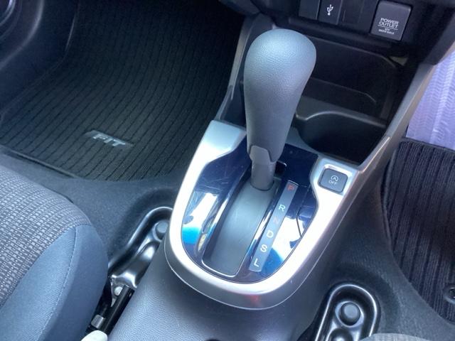 フィット １３Ｇ・Ｆコンフォートエディション　純正ナビ　フルセグ　リアカメラ　エアコン　リヤカメラ　横滑防止装置　パワーウィンドウ　ＥＴＣ車載器　スマートキー　ＤＶＤ再生　ＡＢＳ　Ｉストップ　パワーステアリング　ＵＳＢ　セキュリティアラーム（15枚目）