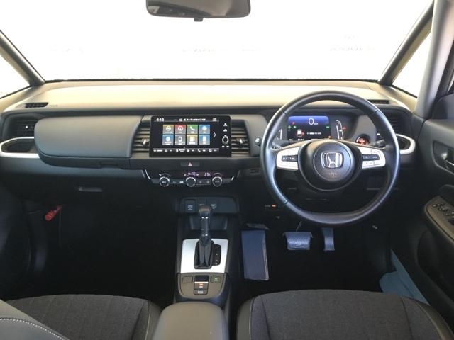 フィット ｅ：ＨＥＶホーム　全周囲カメラ　ＥＴＣ２．０　純正ナビ　フルセグ　前後誤発進抑制機能　クリソナ　マルチビュー　助手席エアバッグ　運転席エアバッグ　アイドリングストップ　禁煙　ＬＥＤライト　ＵＳＢ接続　バックカメラ（2枚目）