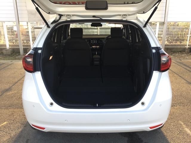 フィット ｅ：ＨＥＶホーム　全周囲カメラ　ＥＴＣ２．０　純正ナビ　フルセグ　前後誤発進抑制機能　クリソナ　マルチビュー　助手席エアバッグ　運転席エアバッグ　アイドリングストップ　禁煙　ＬＥＤライト　ＵＳＢ接続　バックカメラ（10枚目）