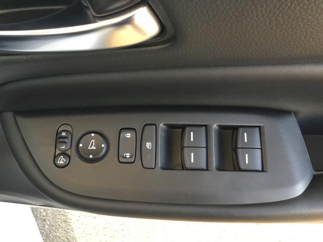 フィット ｅ：ＨＥＶホーム　全周囲カメラ　ＥＴＣ２．０　純正ナビ　フルセグ　前後誤発進抑制機能　クリソナ　マルチビュー　助手席エアバッグ　運転席エアバッグ　アイドリングストップ　禁煙　ＬＥＤライト　ＵＳＢ接続　バックカメラ（11枚目）