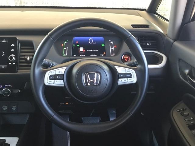 フィット ｅ：ＨＥＶホーム　全周囲カメラ　ＥＴＣ２．０　純正ナビ　フルセグ　前後誤発進抑制機能　クリソナ　マルチビュー　助手席エアバッグ　運転席エアバッグ　アイドリングストップ　禁煙　ＬＥＤライト　ＵＳＢ接続　バックカメラ（17枚目）