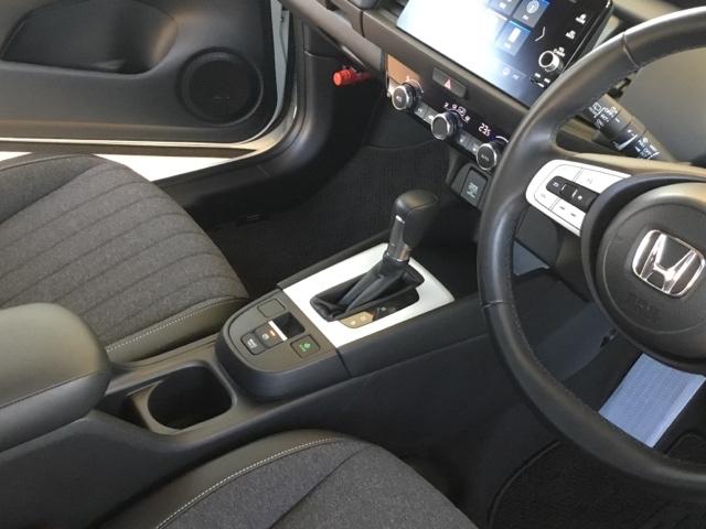 フィット ｅ：ＨＥＶホーム　全周囲カメラ　ＥＴＣ２．０　純正ナビ　フルセグ　前後誤発進抑制機能　クリソナ　マルチビュー　助手席エアバッグ　運転席エアバッグ　アイドリングストップ　禁煙　ＬＥＤライト　ＵＳＢ接続　バックカメラ（22枚目）