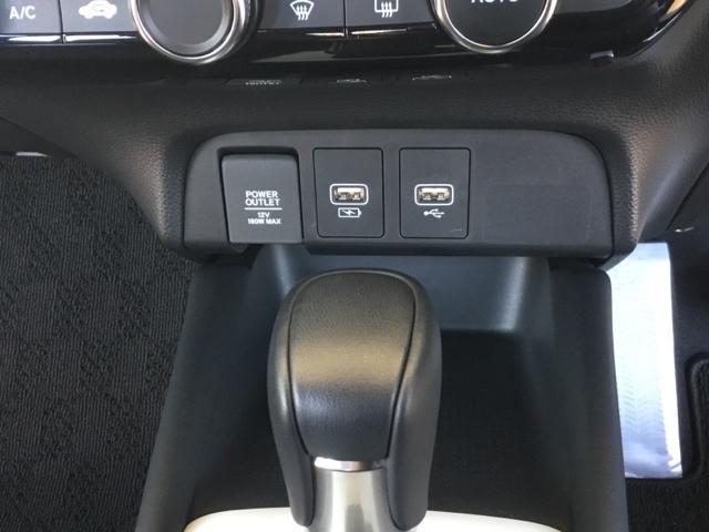 フィット ｅ：ＨＥＶホーム　全周囲カメラ　ＥＴＣ２．０　純正ナビ　フルセグ　前後誤発進抑制機能　クリソナ　マルチビュー　助手席エアバッグ　運転席エアバッグ　アイドリングストップ　禁煙　ＬＥＤライト　ＵＳＢ接続　バックカメラ（24枚目）