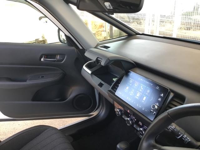 フィット ｅ：ＨＥＶホーム　全周囲カメラ　ＥＴＣ２．０　純正ナビ　フルセグ　前後誤発進抑制機能　クリソナ　マルチビュー　助手席エアバッグ　運転席エアバッグ　アイドリングストップ　禁煙　ＬＥＤライト　ＵＳＢ接続　バックカメラ（30枚目）