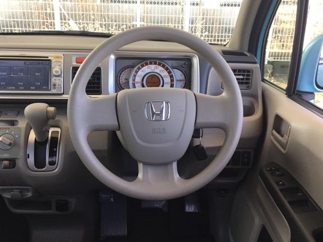 ���F���̂悢�C���p�l����ł��B����X�C�b�`��J�b�v�z���_�[���g���₷���ʒu�ɔz�u����Ă��܂�