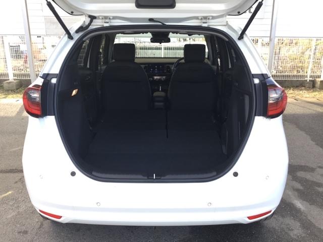 フィット ｅ：ＨＥＶホーム　クルコン　リアカメラ　純正ナビ　フルセグ　前後誤発進抑制機能　クリソナ　助手席エアバッグ　運転席エアバッグ　アイドリングストップ　ＬＥＤライト　ＵＳＢ接続　バックカメラ　ＡＢＳ　サイドエアバッグ（10枚目）